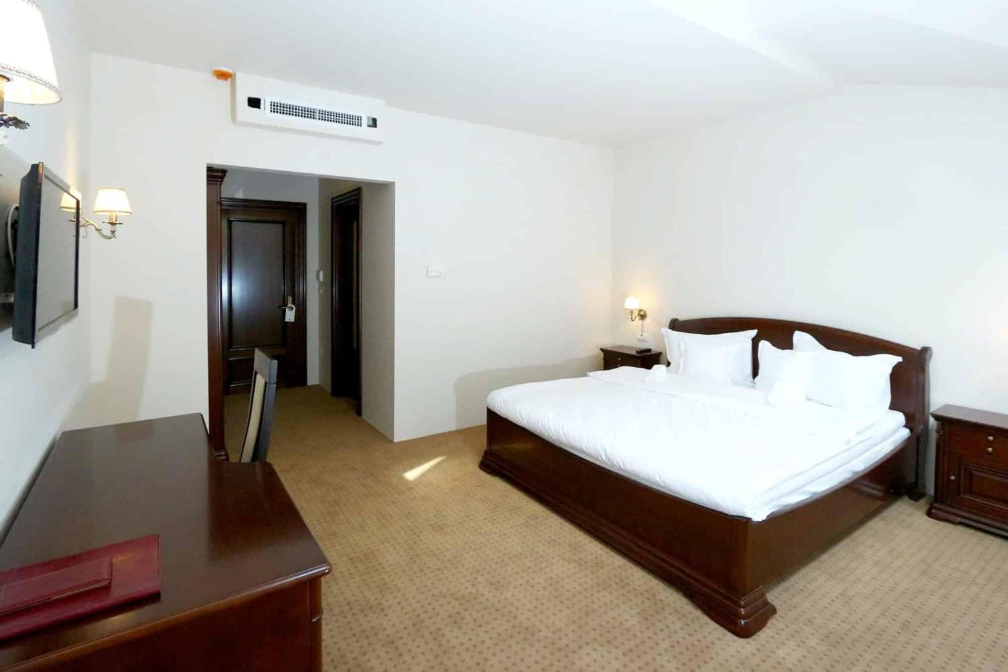 Green Park Boutique Hotel Focsani Ngoại thất bức ảnh